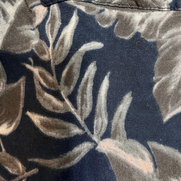 Hollister Tropical Leaves Floral Print Cropped Button Down Blouse - Picture 4 of 4